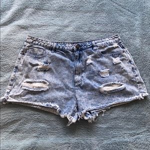 FOREVER 21 DISTRESSED JEAN SHORTS